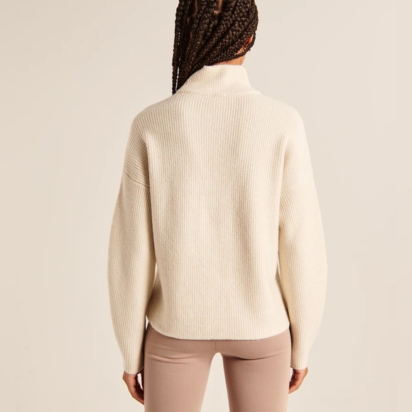 *NWT* Abercrombie Classic Easy Turtleneck Sweater | White | XS - Picture 6 of 6